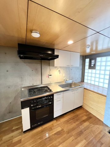 ３口のガスコンロにオーブンも付いている。