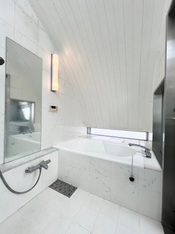 イブサンローランのブティックを彷彿させる内装。