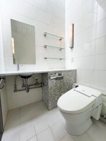 とにかく高級感のある洗面台とトイレです。