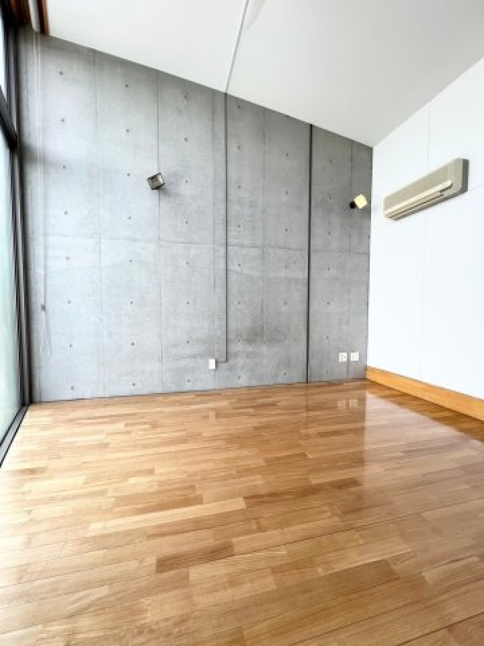 コンクリ×木目×白。