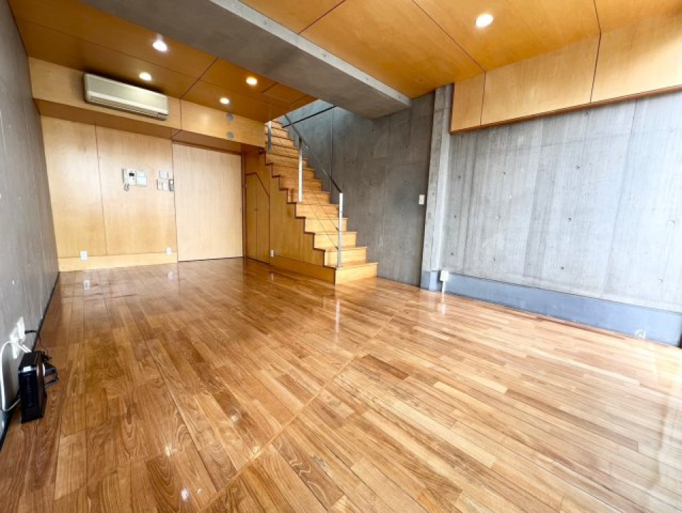 コンクリートと木目の融合。