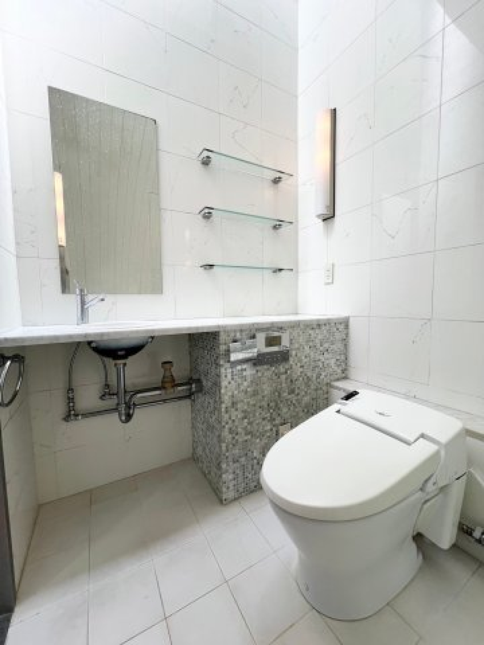 とにかく高級感のある洗面台とトイレです。