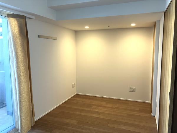 右手には収納があります。