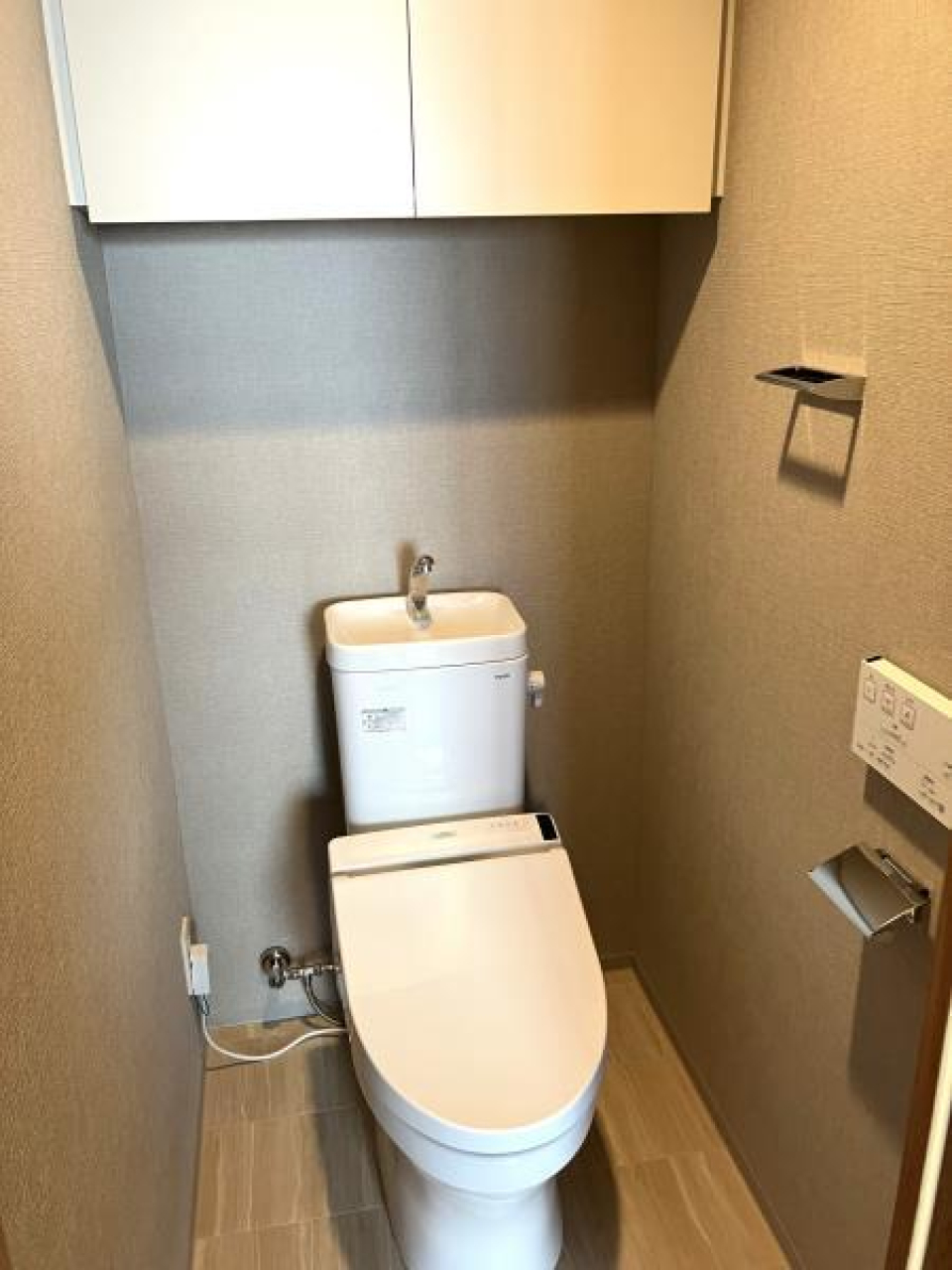 棚があるので掃除用具など整理整頓しやすそうですね。