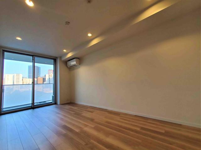 窓が大きいし、バルコニーへのアクセスができます。
