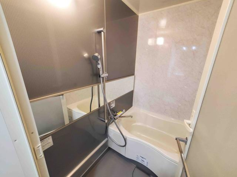 グレーのパネルがオシャレな浴室です。