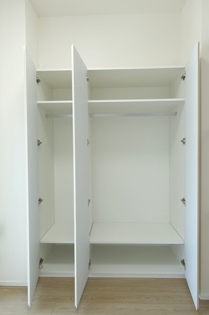 収納を開けた時の様子。※写真は同タイプ住戸です。