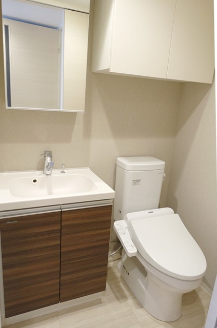 洗面台はトイレとお隣同士です。※写真は同タイプ住戸です。
