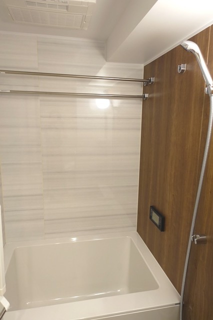 木目調のパネルが導入された浴室です。※写真は同タイプ住戸です。