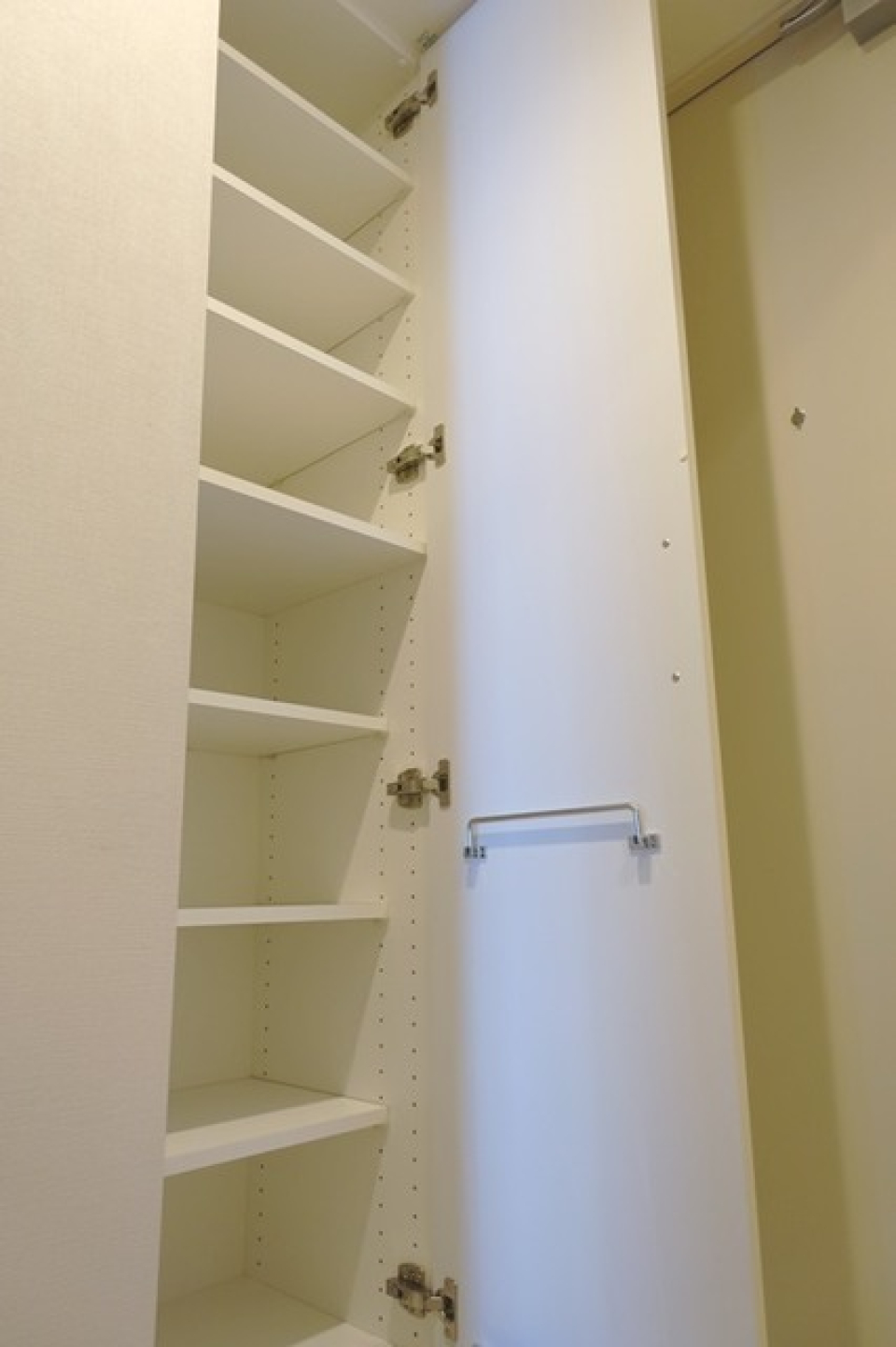 スリムな収納もあります。※写真は同タイプ住戸です。