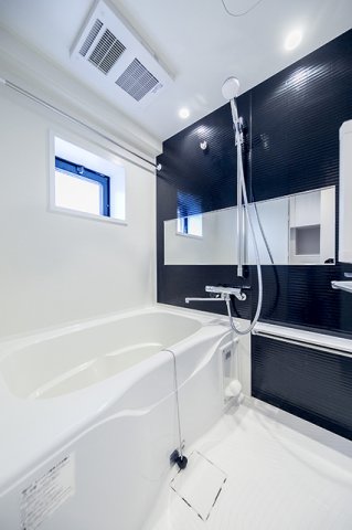 浴室はシックに。