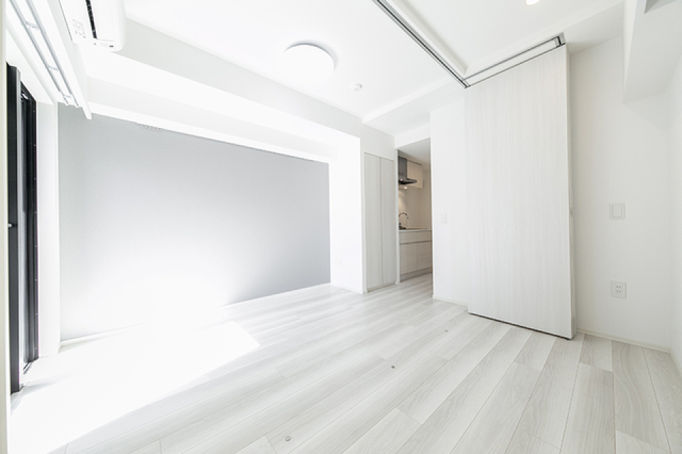 南向きの窓からは、日差しが入り、部屋を温かく包んでくれます！
※写真は同タイプ住戸です。