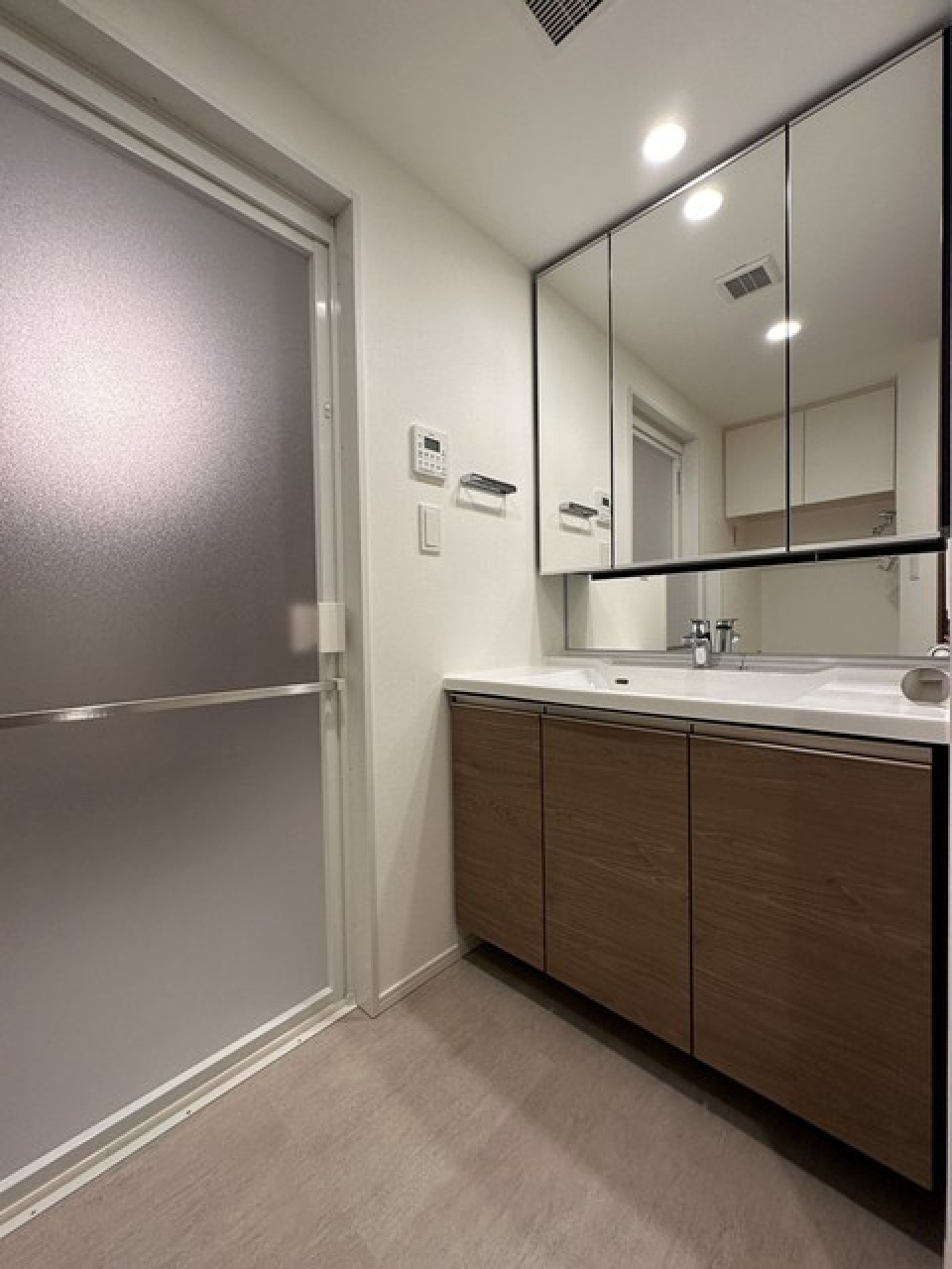 大きな鏡が特徴の洗面室