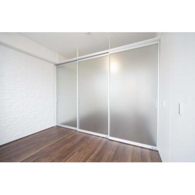 横引きの扉を閉めた時の様子。※写真は同タイプ住戸です。