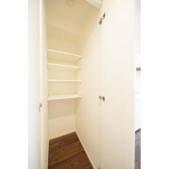廊下にあるストレージです。※写真は同タイプ住戸です。