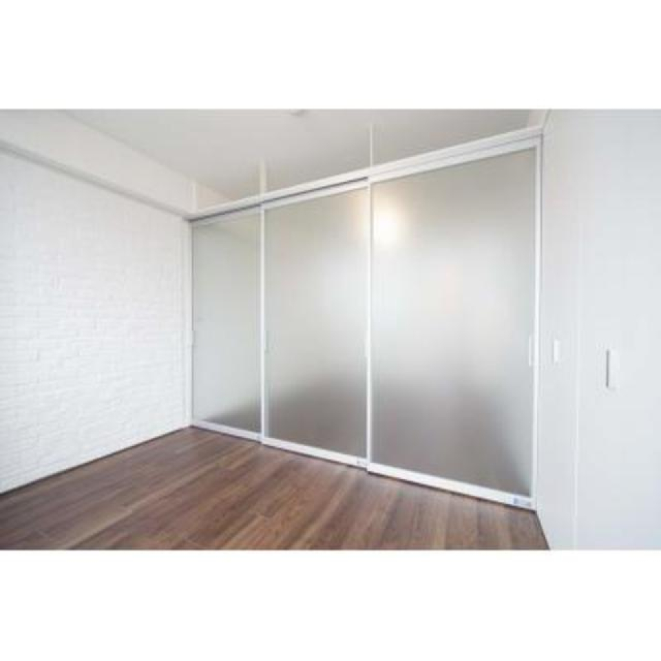 横引きの扉を閉めた時の様子。※写真は同タイプ住戸です。
