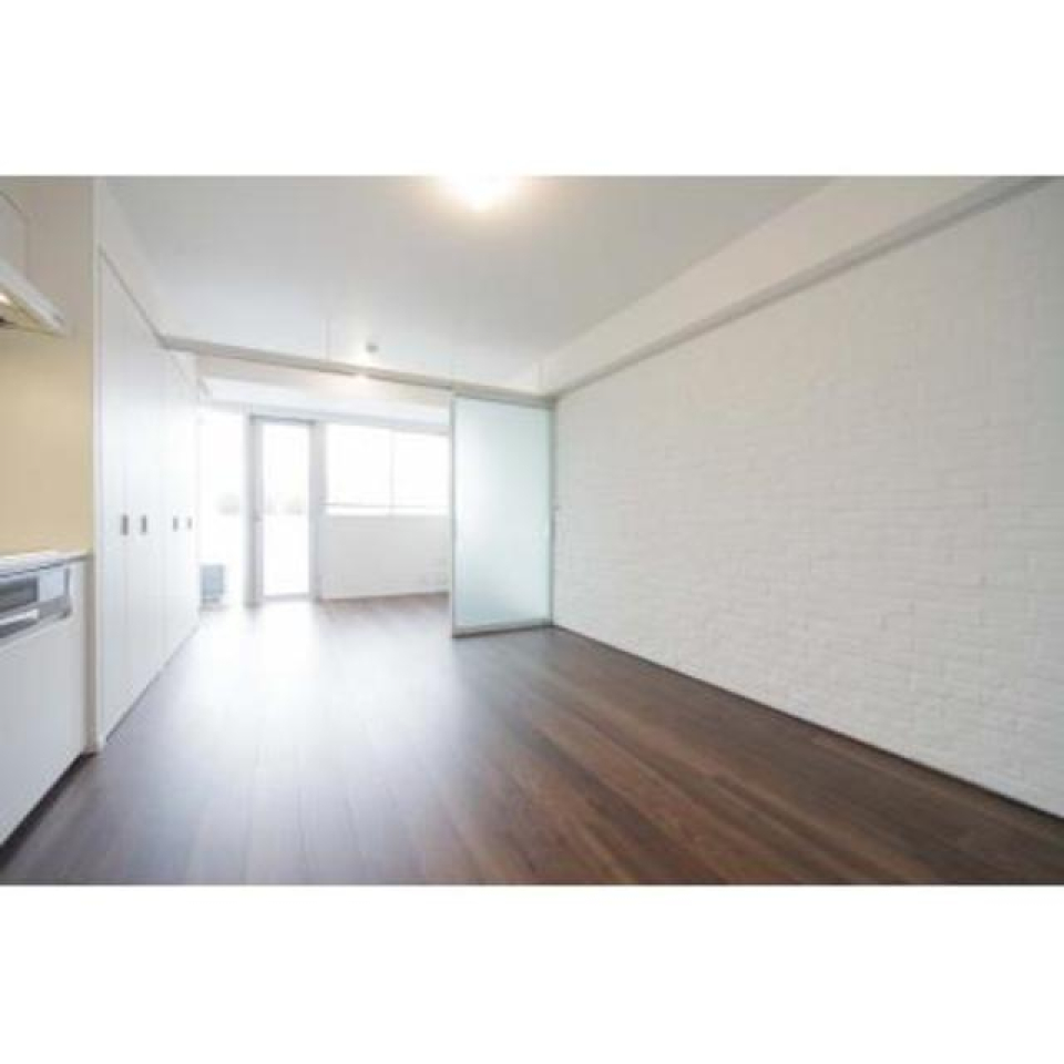 8.5帖のダイニングキッチンと5.1帖の洋室が広がります。※写真は同タイプ住戸です。