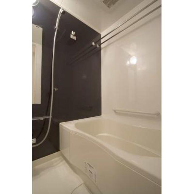 ダークめのパネルを導入した洋室です。※写真は同タイプ住戸です。