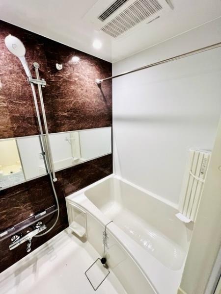 ダークトーンのパネルが導入された浴室です。