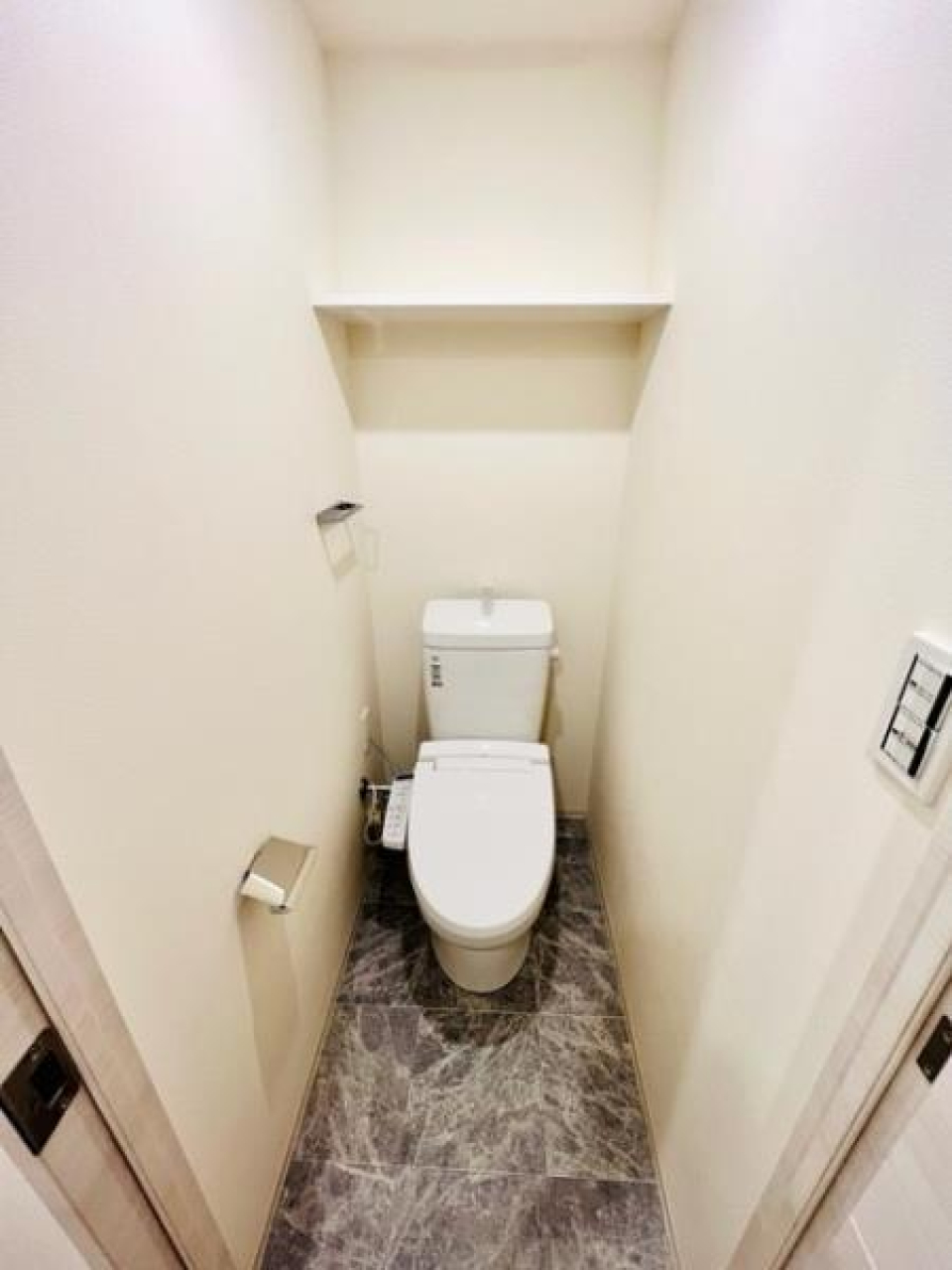 シンプルなトイレ。