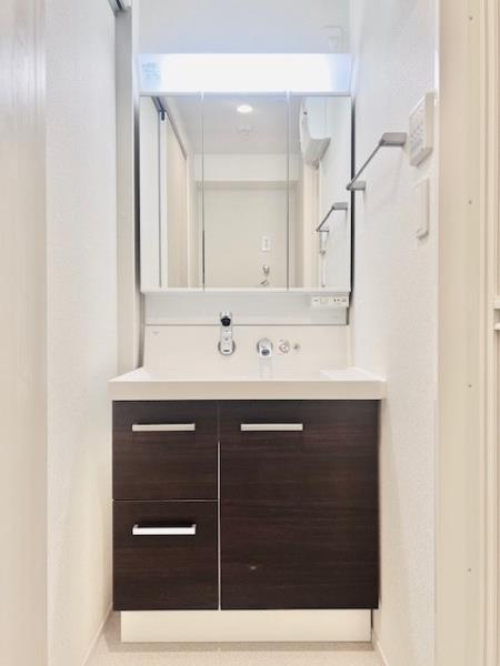 鏡が大きな洗面台。