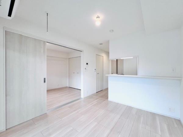 リビング＆ダイニング。白いお部屋を、光をいれることでより開放的な空間にします。