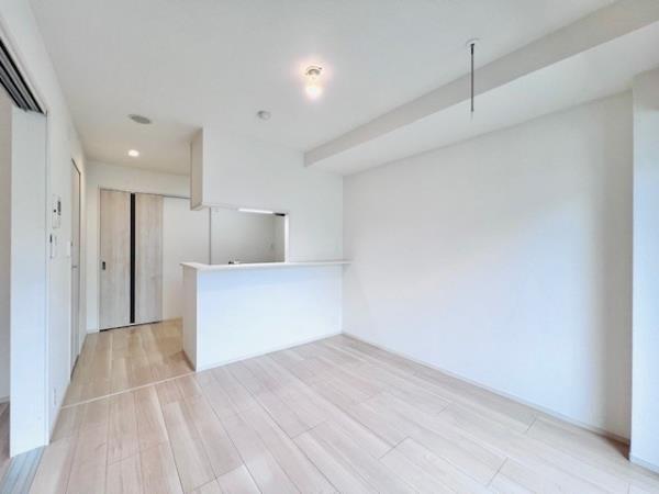 白いお部屋は、どんなインテリアにも合います♪照明を変えて、雰囲気を変えるのもいいですよね。