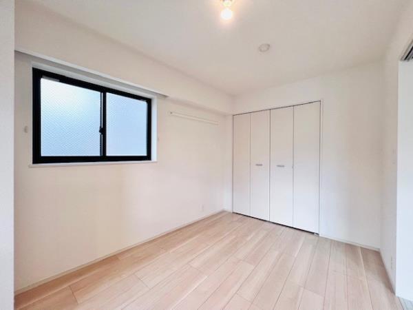 小さな窓がついた、ベッドルーム。朝起きて、程よい陽の光が差し込んでたら・・・なんかいい一日になりそう♪