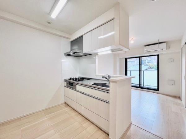 キッチンは対面キッチンなので、家族や友達の顔を見ながらお料理することが出来ます。