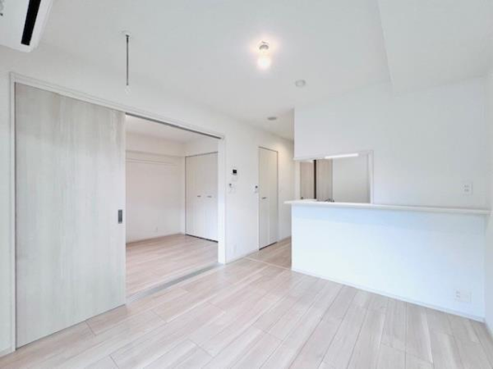 リビング＆ダイニング。白いお部屋を、光をいれることでより開放的な空間にします。