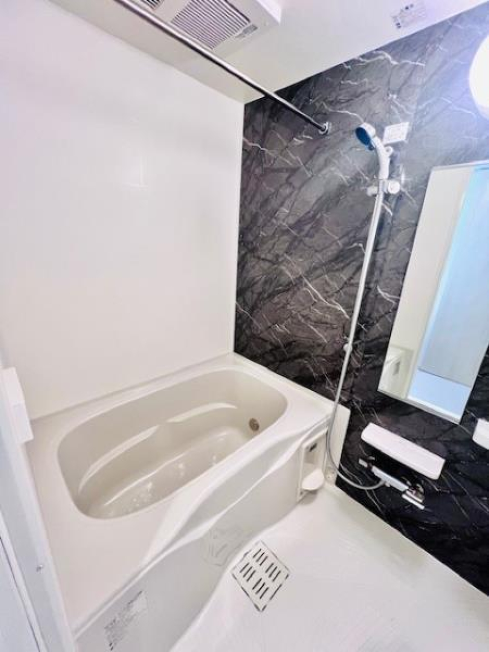 大理石調のお風呂はラグジュアリーな空間に。浴室乾燥機付きなので、お洗濯の手間をサポートします。