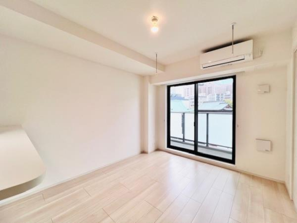 エアコン付きです。そして、室内で洗濯物を干すことも。冬場は洗濯物を干すことで天然の加湿器になりそうです。