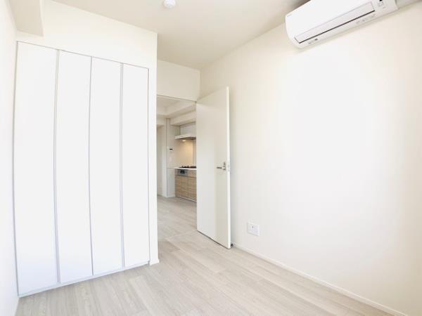 洋室にはクローゼットが完備されています。