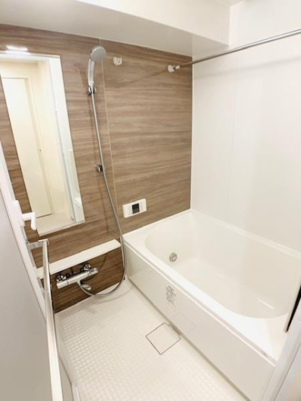 ナチュラルなパネルが導入された浴室です。