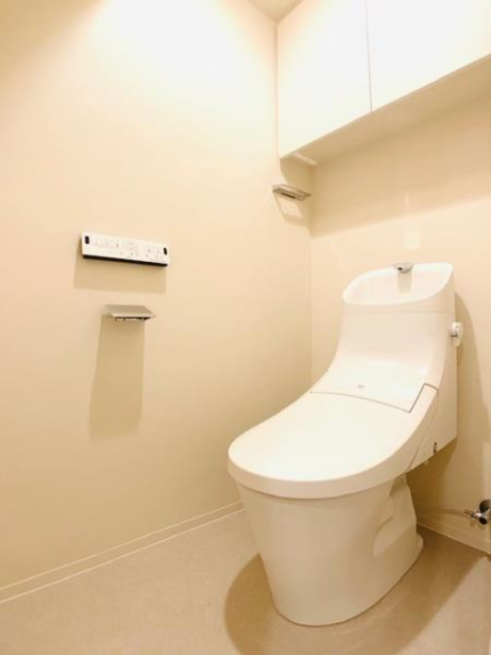 棚があるので掃除用具など整理整頓しやすそうですね。