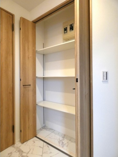 玄関収納は可動式になっています