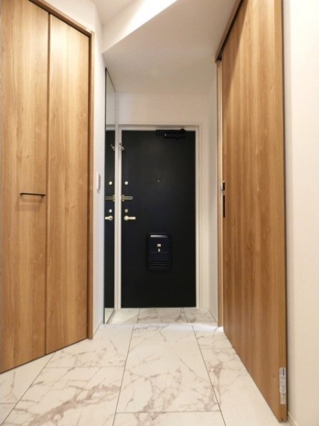 玄関側から見たときに視覚効果で広がりを感じられそう！