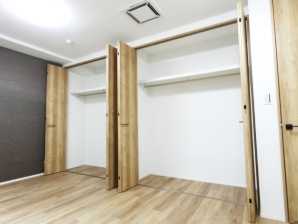 壁一面に効率的に収納できますね