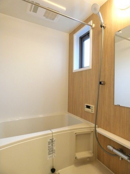 バスルームも同様に温かみのあるウッド調に