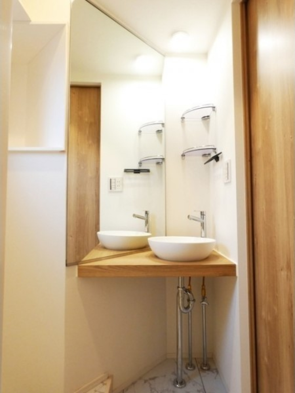 これはナイスアイディア！限られたスペースに洗面化粧台を配置