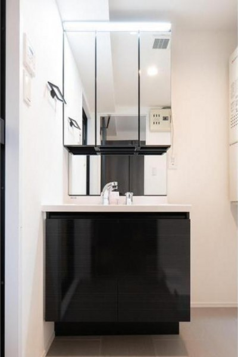 モノトーンでシックな洗面化粧台