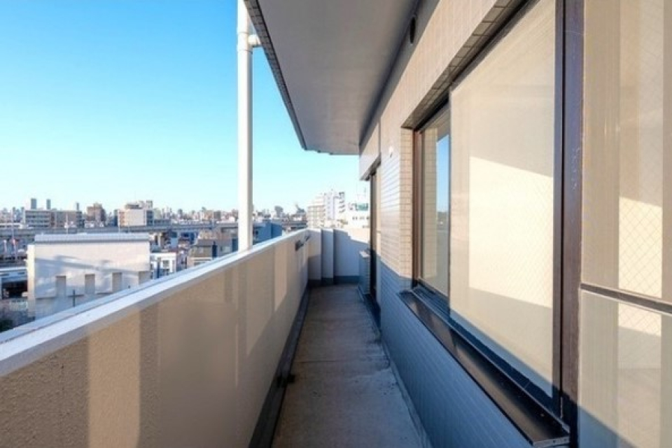 リビングから洋室までぐるりと囲う長ーいバルコニー