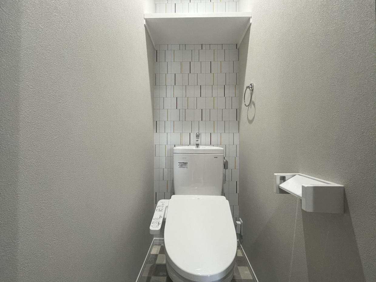 トイレには棚があります