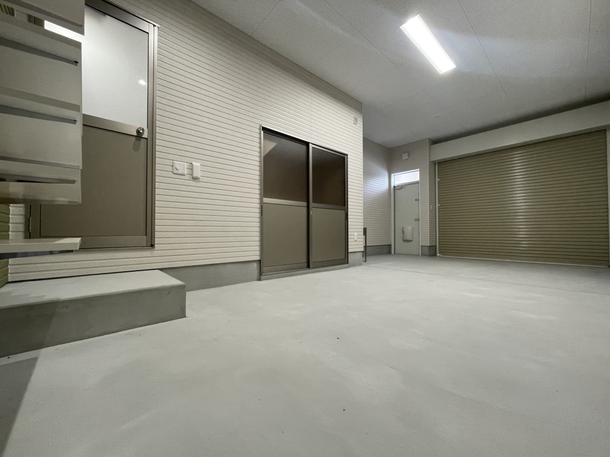 シャッターは電動式です