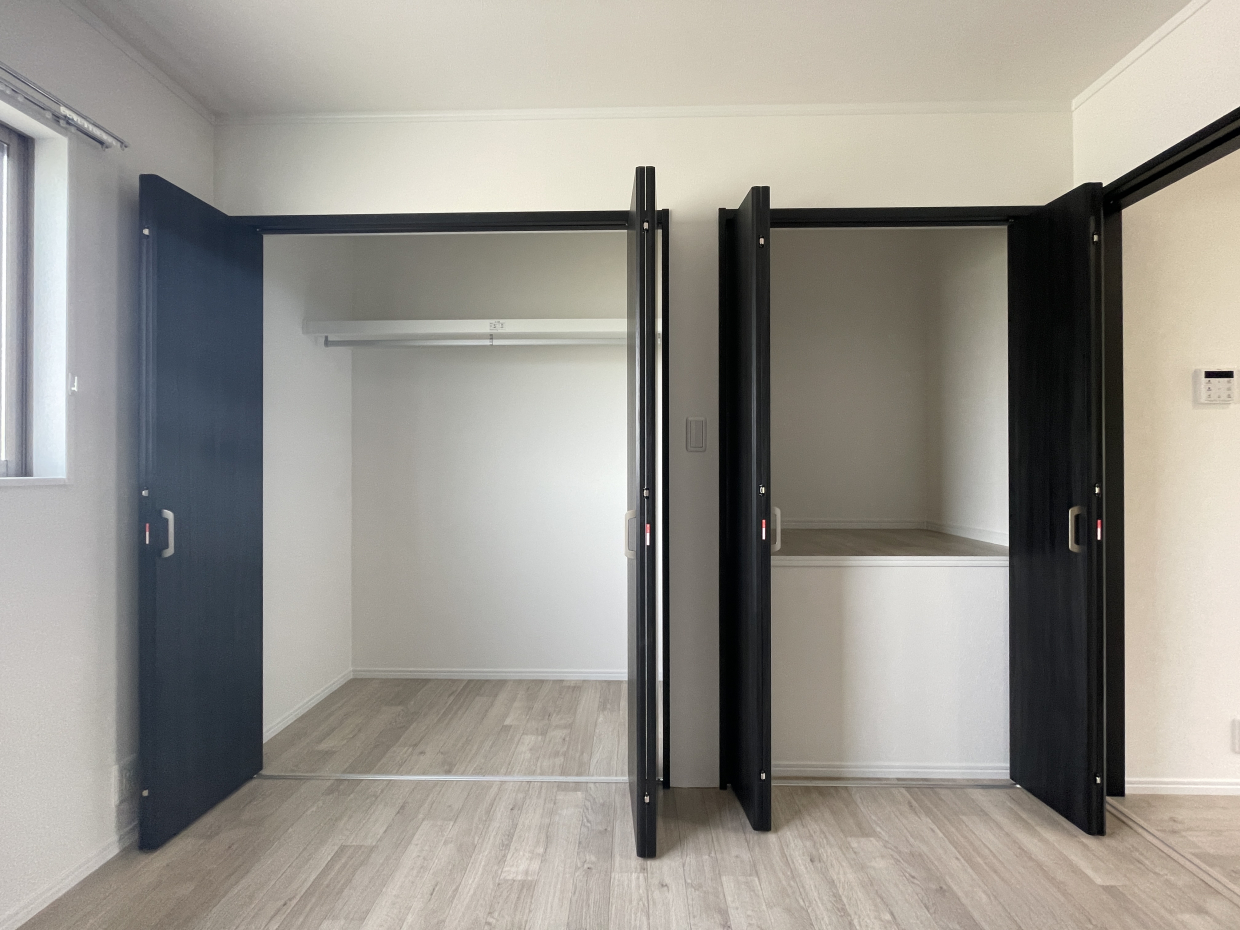 大小のクローゼットがあるので用途に合わせて使える