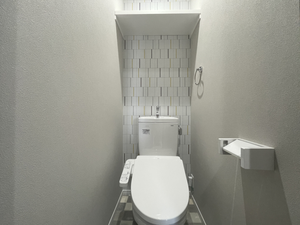 トイレには棚があります