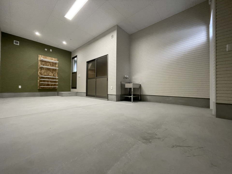 ガレージで愛車いじりや趣味に没頭して。