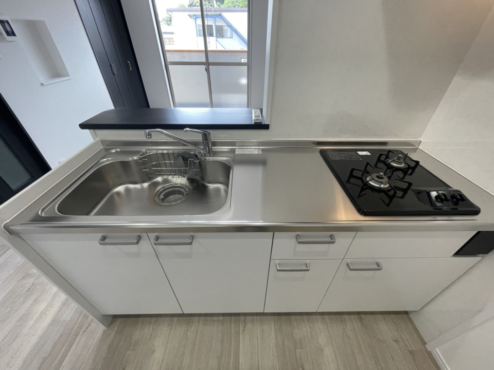 真っ白なキッチン。2口コンロです