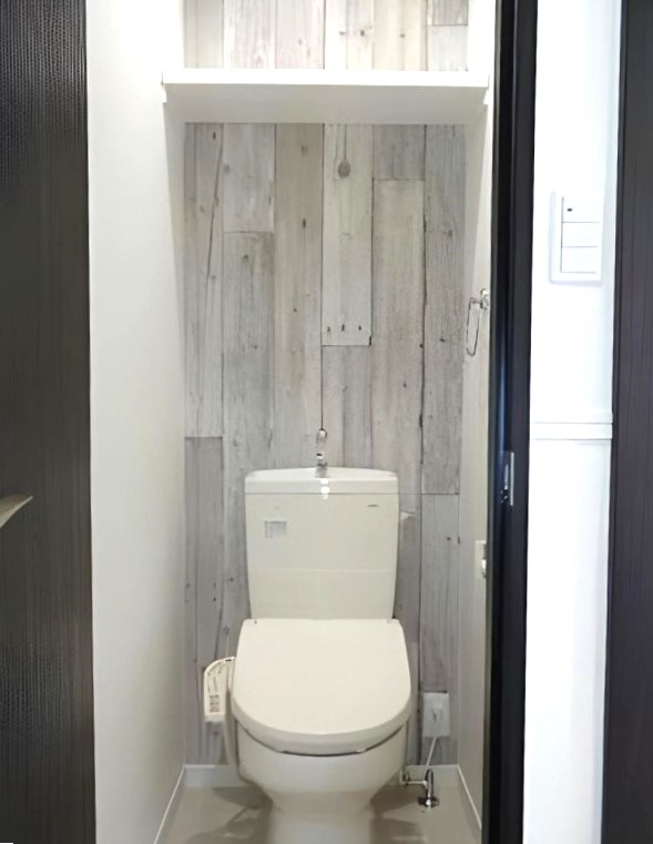 収納棚付きのトイレ