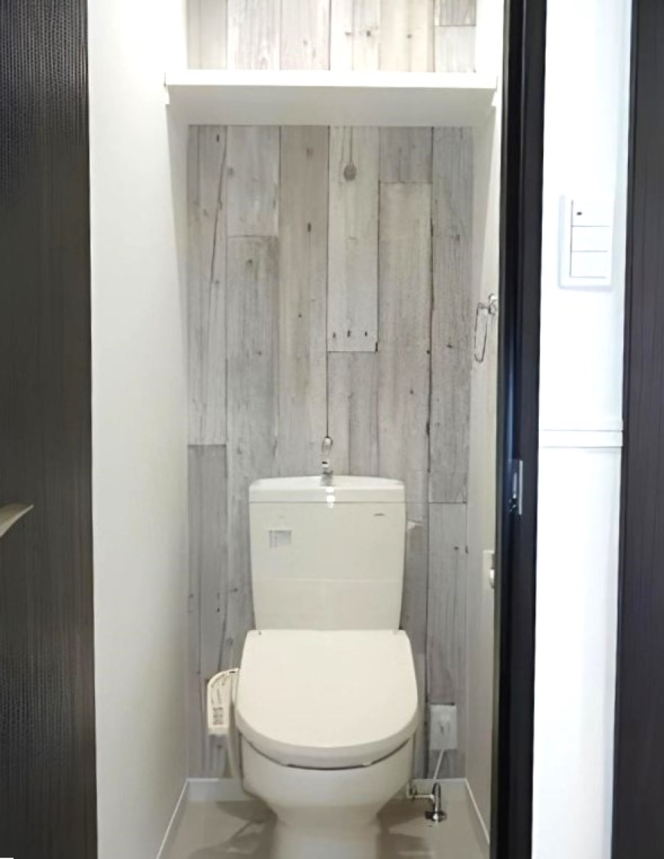 収納棚付きのトイレ